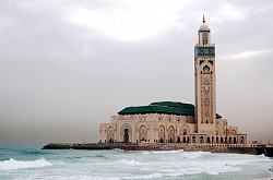 La Mezquita Hassan II se eleva sobre Casablanca, símbolo de fe y arquitectura sublime, deslumbra con su grandeza y detalle.