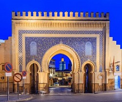 Puerta de la medina de Fez: un portal al pasado y la tradición marroquí, donde cada calle cuenta una historia