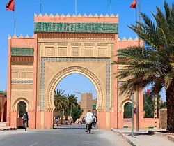 Puerta del desierto: Erfoud, oasis del Sahara donde las dunas cuentan historias milenarias y cada rincón del Sahara está lleno de misterio y paisajes infinitos.