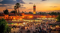 Entre palacios y zocos, Marrakech, donde los colores y aromas llenan cada calle, la ciudad roja, deslumbra con su magia.
