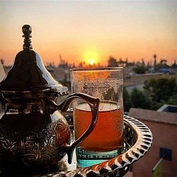 Un té marroquí frente al atardecer, el momento perfecto entre sol y sorbo en Marruecos.