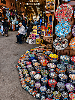 Recorrer las medinas de Marruecos es encontrarse a cada paso con pequeños puestos de cerámica llenos de color. Tajines, platos y piezas artesanales que forman parte de la vida y la tradición marroquí.