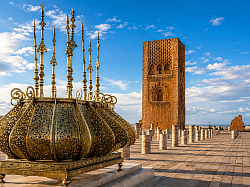 La Torre Hassan II domina el paisaje de Rabat, testigo de siglos de historia junto al río Bouregreg  y formando parte de uno de los conjuntos históricos más emblemáticos de la capital marroquí.