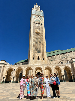 La Mezquita Hassan II se alza majestuosa frente al Atlántico, convirtiéndose en una de las imágenes más impresionantes de Casablanca. Arquitectura, historia y tradición en un enclave único junto al mar, una visita que impresiona desde el primer momento.