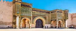 Entre palacios, murallas y antiguas puertas, Marruecos nos transporta a su pasado imperial, cuando la grandeza y la arquitectura marcaban el corazón de sus ciudades.