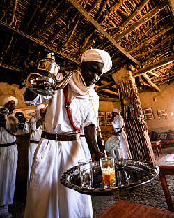 Hay tradiciones que no solo se observan, se viven. Compartir un té en Marruecos es todo un ritual de hospitalidad. Es acercarse a sus costumbres, a su cultura y a su gente. Porque ofrecer un té es mucho más que una tradición: es su manera de decirte “bienvenido”.