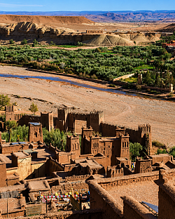 Entre montañas, el camino nos lleva hasta Ait Ben Haddou como un viaje al pasado. Una impresionante fortaleza de adobe, estrechas callejuelas y siglos de historia convierten este lugar en uno de los rincones más fascinantes de Marruecos.