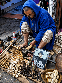 Marruecos también se descubre a través de las manos de sus artesanos. Oficios de siempre, herramientas sencillas y horas de trabajo que convierten cada pieza en algo único y mantienen viva una tradición que forma parte de su cultura.