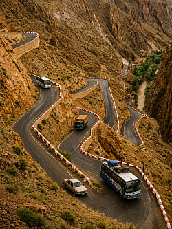 Entre curvas imposibles y paisajes que parecen no tener fin, Tizi N’Tichka nos conduce por el corazón del Alto Atlas, entre montañas, pequeños pueblos y paisajes , regalándonos algunas de las vistas más impresionantes de nuestro recorrido por Marruecos.