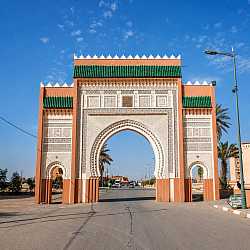 Erfoud marca la entrada a otro mundo. Puerta del desierto y antesala del Sahara, donde el paisaje comienza a transformarse y las primeras sensaciones del gran desierto empiezan a acompañar nuestro camino.