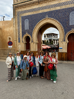 La puerta de la Medina de Fez nos abre el camino a siglos de historia, tradición y cultura, dando paso a un entramado de calles, donde cada rincón tiene algo que  contar. : un laberinto colores, aromas y tradiciones donde parece haberse detenido el tiempo.