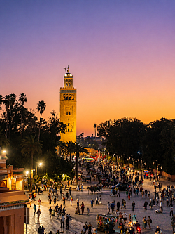 Marrakech nos envuelve con sus colores, aromas y tradiciones. La Ciudad Roja tiene una magia difícil de explicar y fácil de sentir.  Es una ciudad que invita a dejarse llevar.   Tiene un 
