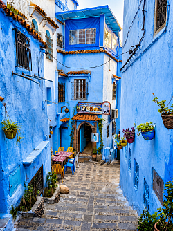 Perderse por las callejuelas de Chefchaouen es descubrir rincones llenos de vida, pequeñas tiendas y casas encaladas de Nila, hacen de cada paseo una experiencia diferente.  En Chefchaouen lo bonito es perderse entre sus calles azules, caminar si prisas y dejar que cada rincón te sorprenda. Un lugar como sacado de un cuento, donde no hace falta buscar el camino perfecto. El camino te encuetra a ti.