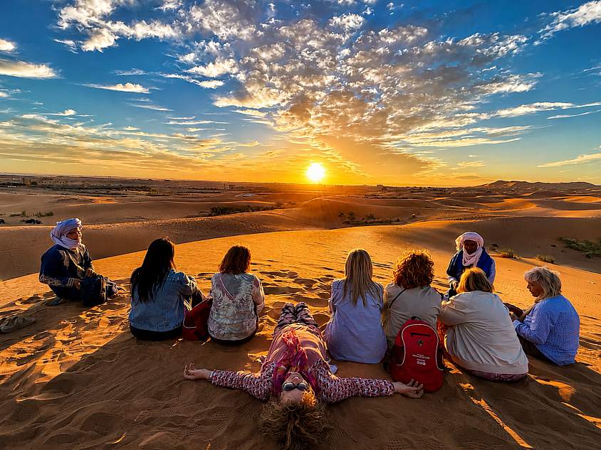 Y como arte de magia, a lo lejos aparece el desierto y algo cambia. Un amor a primera vista, un deseo incontrolable de acercarte, pisar sus dunas y descubrir qué se siente ante tanta inmensidad. Y es entonces cuando el Sahara deja de ser un sueño para convertirse en realidad.
